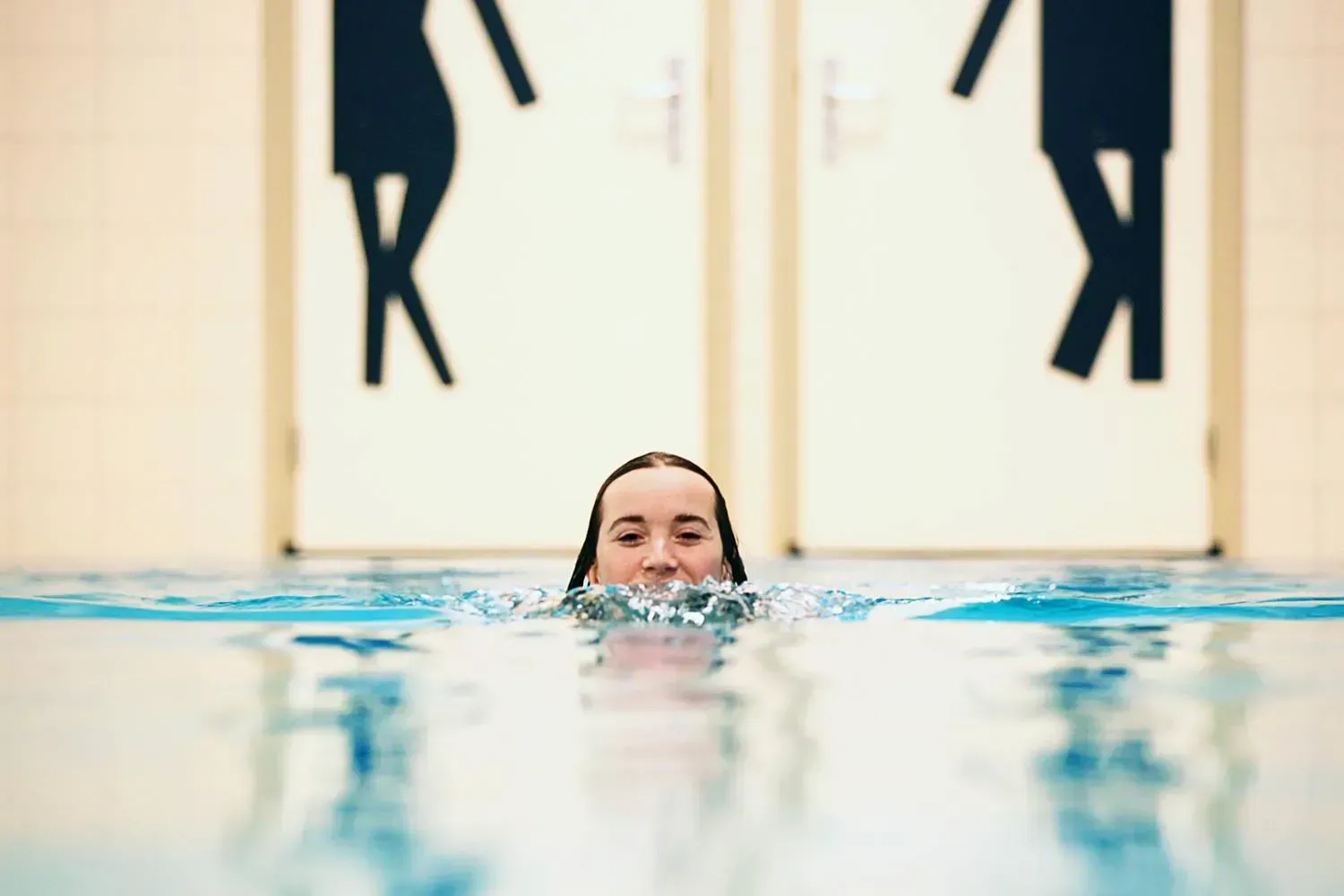 zwemmende vrouw met hoofd boven water
